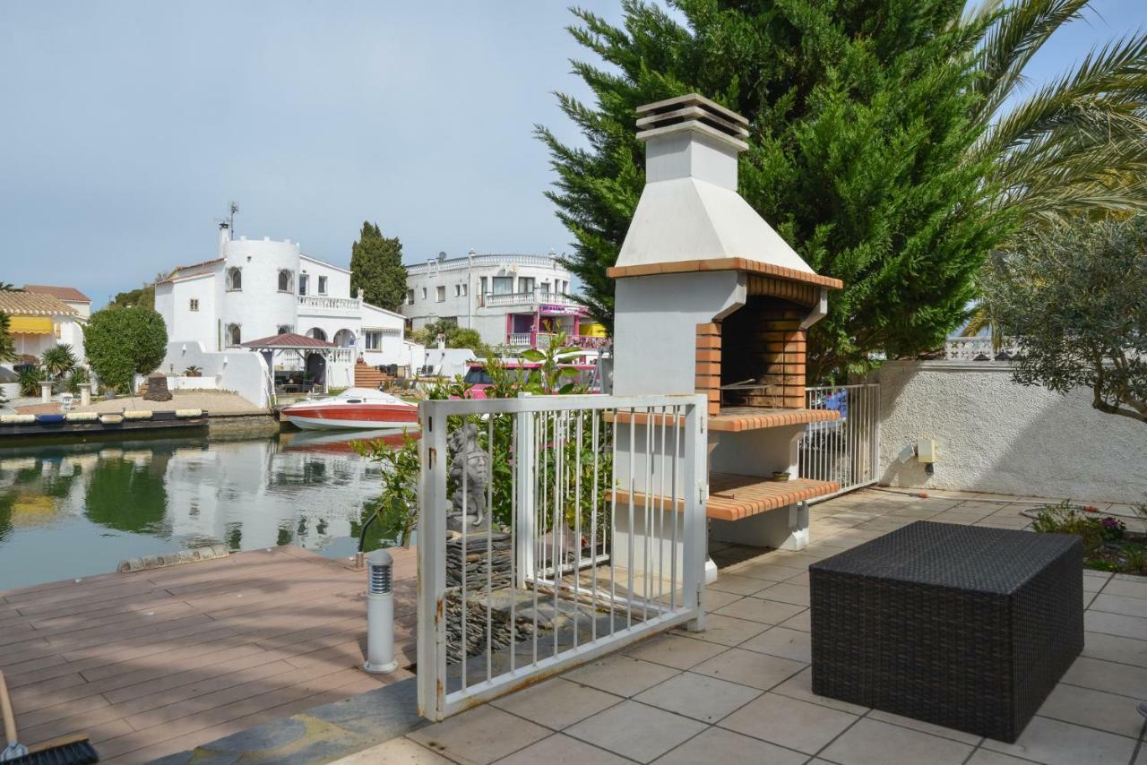 Villa Requesens On Canal 엠푸리아브라바 외부 사진